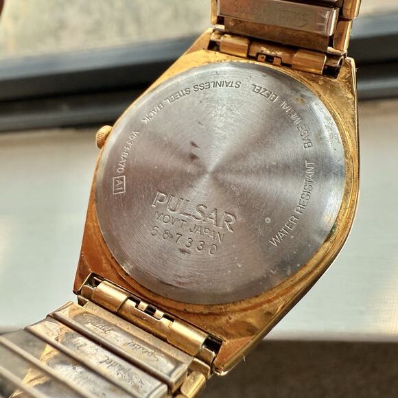 Vintage Pulsar V533-8A70 Gold Tone Quartz Men’s Watch Day Date Stretch Band 34mm - Picture 5 of 8